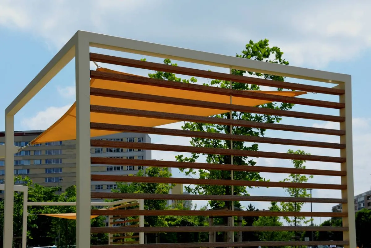 Une toile d'ombrage coco pour votre pergola