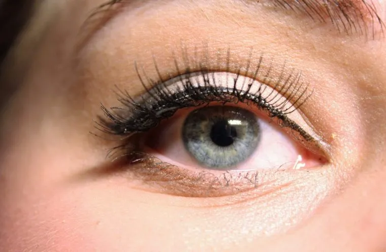 Comment mettre des faux cils : suivez ces étapes