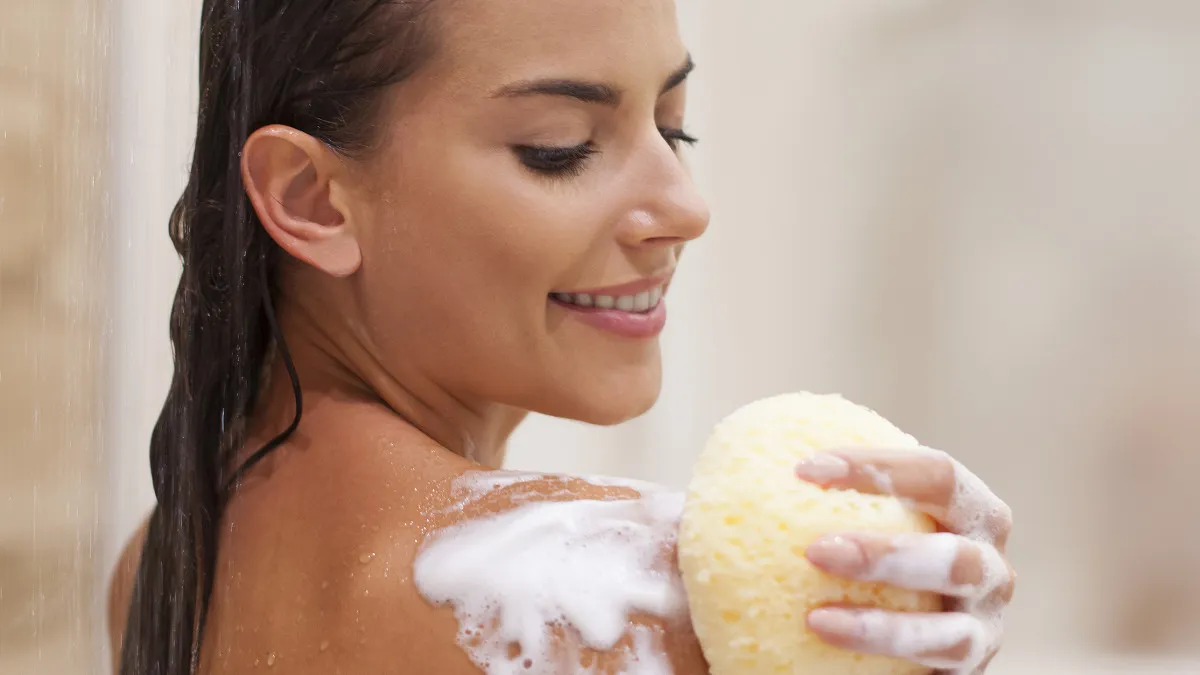 jeune femme se douchant avec des produits naturels