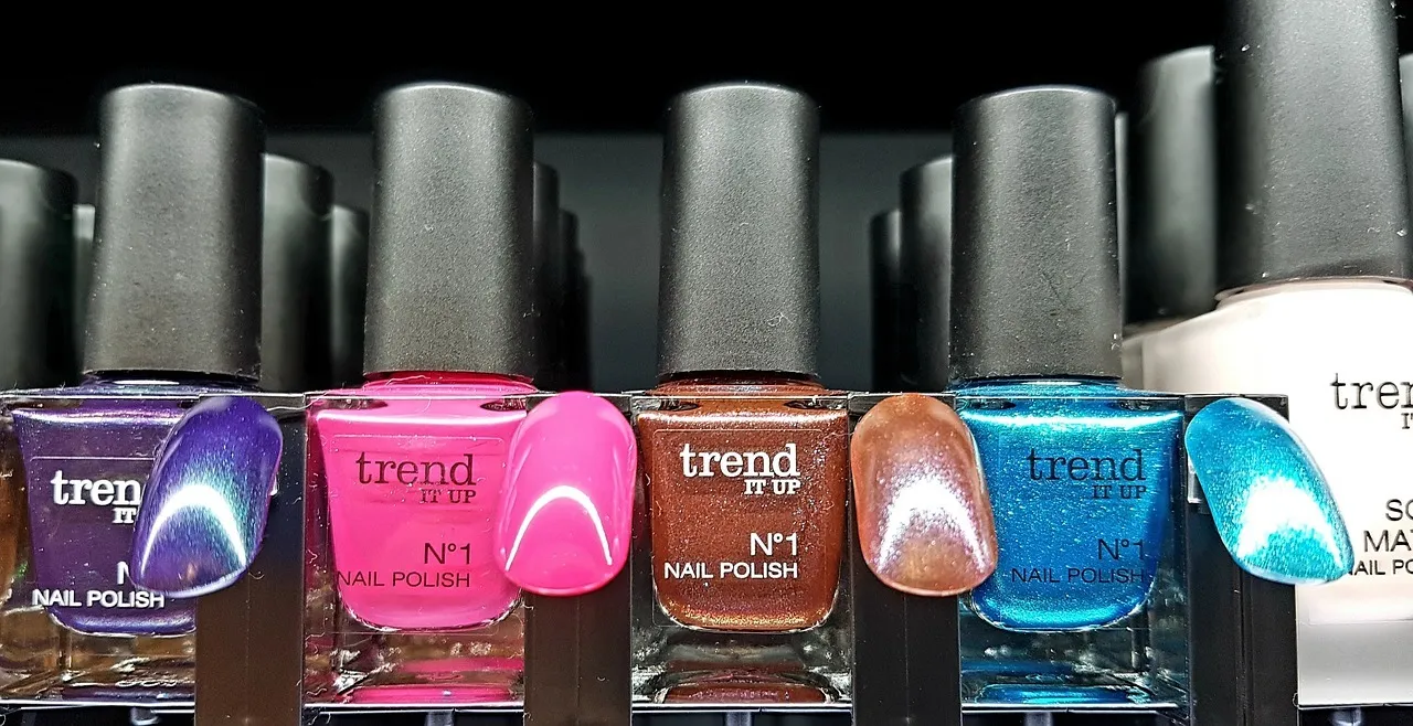 Les 8 utilisations surprenantes d’un vernis à ongles !