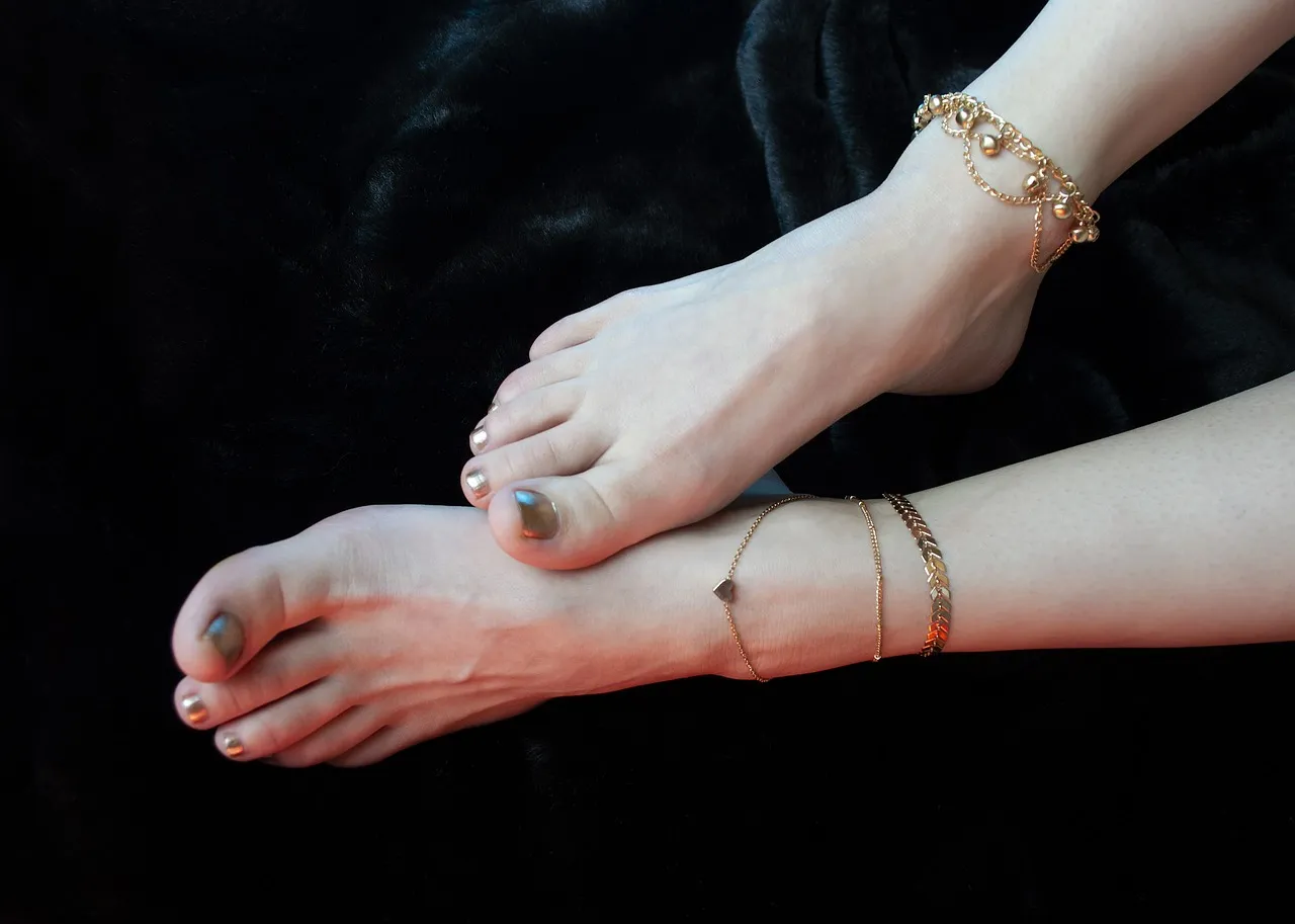 Bracelet de cheville : l’accessoire incontournable pour l’été