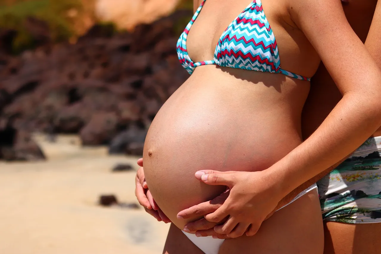 La perte marron en début de grossesse : comprendre ce signe