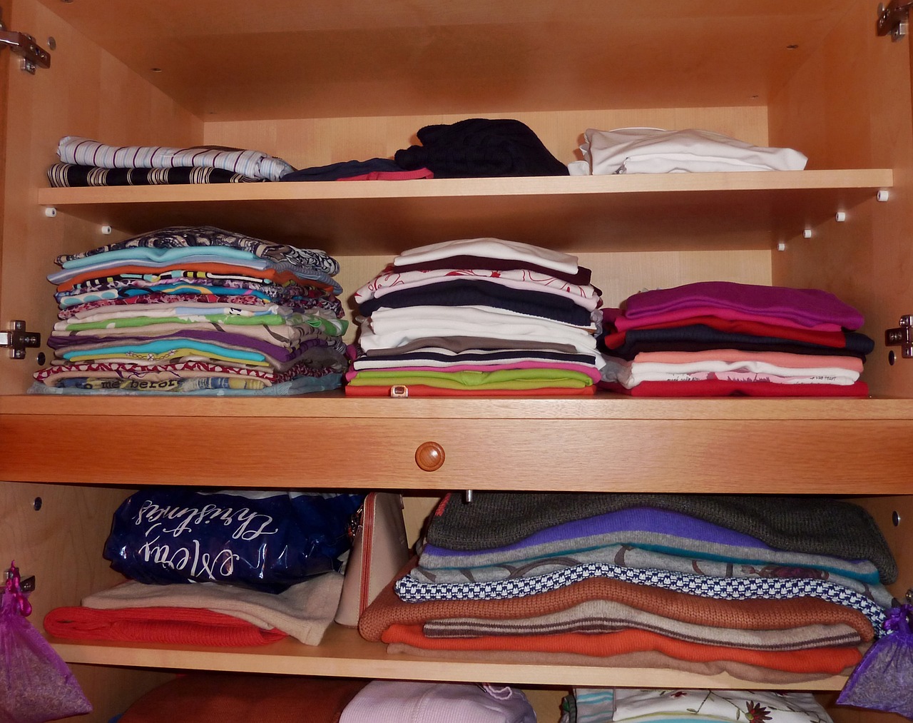 Les couleurs et motifs à privilégier dans votre garde-robe