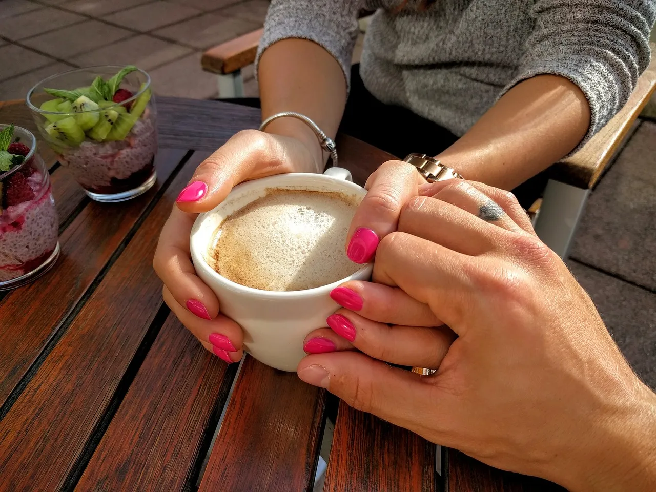 mmm : tout ce que vous devez savoir sur ce hashtag sur Tinder