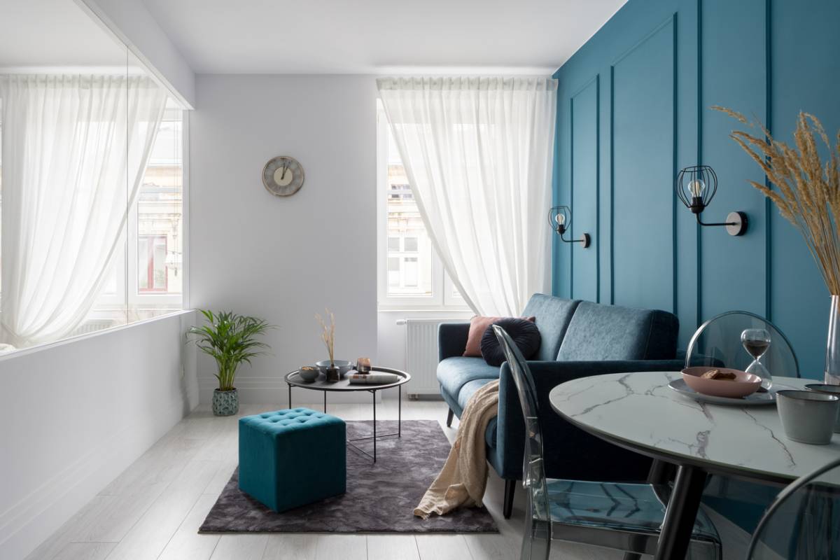 Astuces déco pour un coin repas convivial dans un petit salon