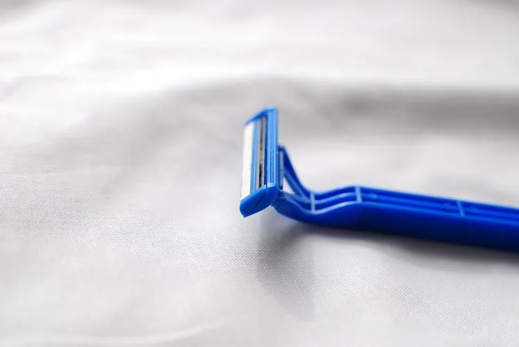 Comment enlever les poils faciaux indésirables et disgracieux ?