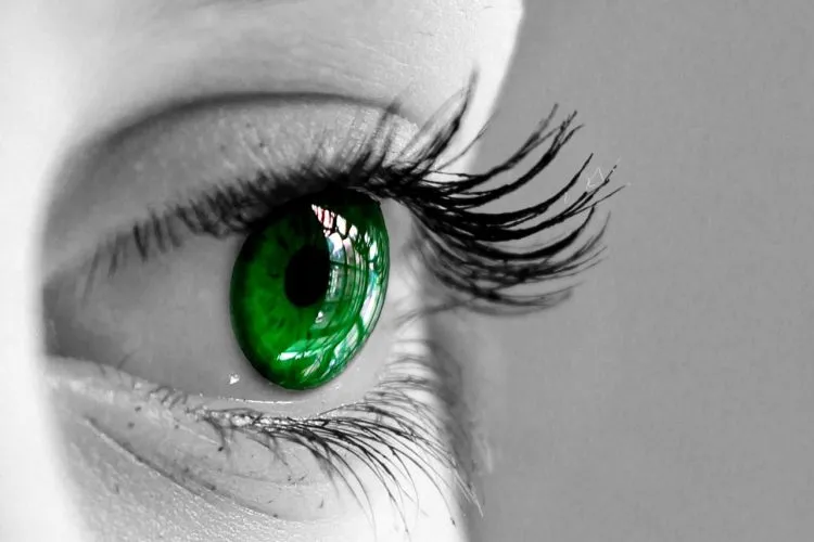 Comment enlever des extensions de cils : les meilleures astuces