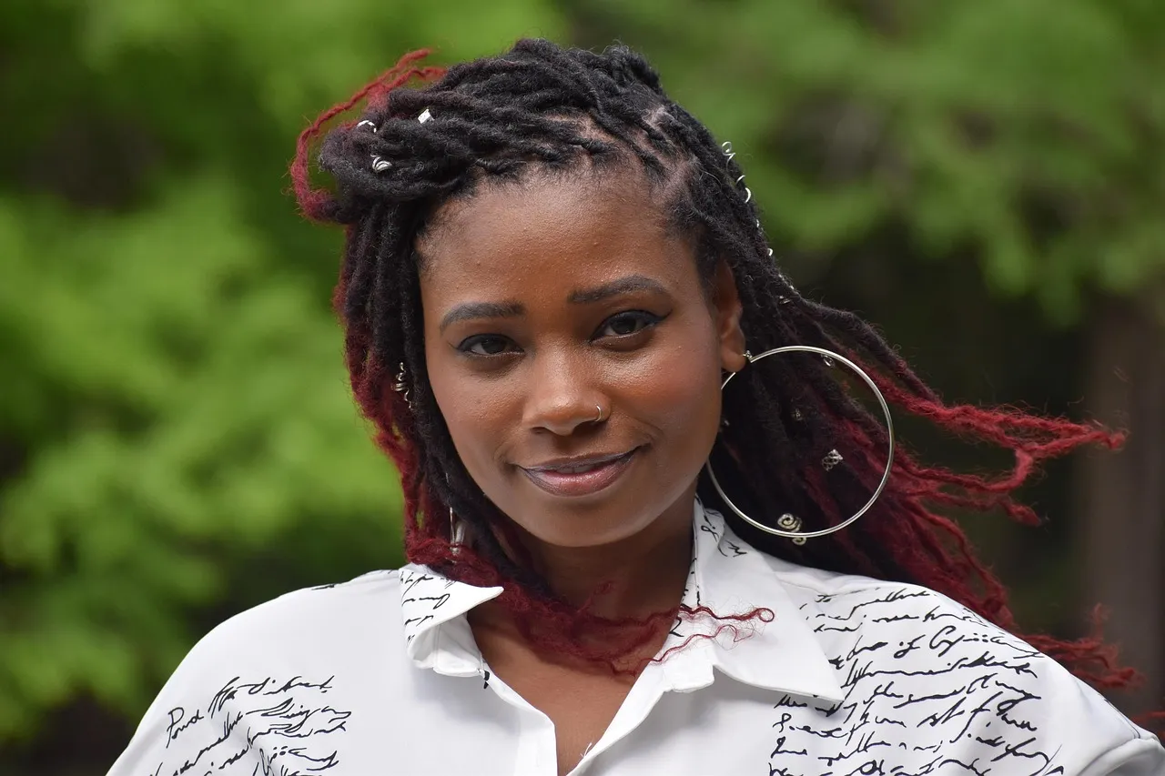 Osez la boucle d’oreille créole pour un style chic et tendance