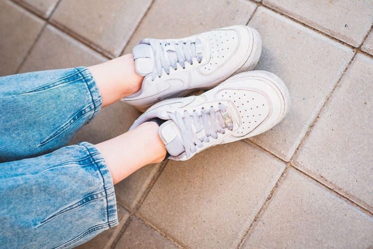 Voici comment nettoyer des baskets blanches : les étapes à suivre