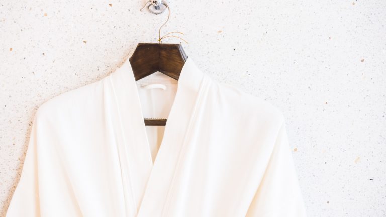 S’envelopper de douceur : bien choisir son peignoir de bain