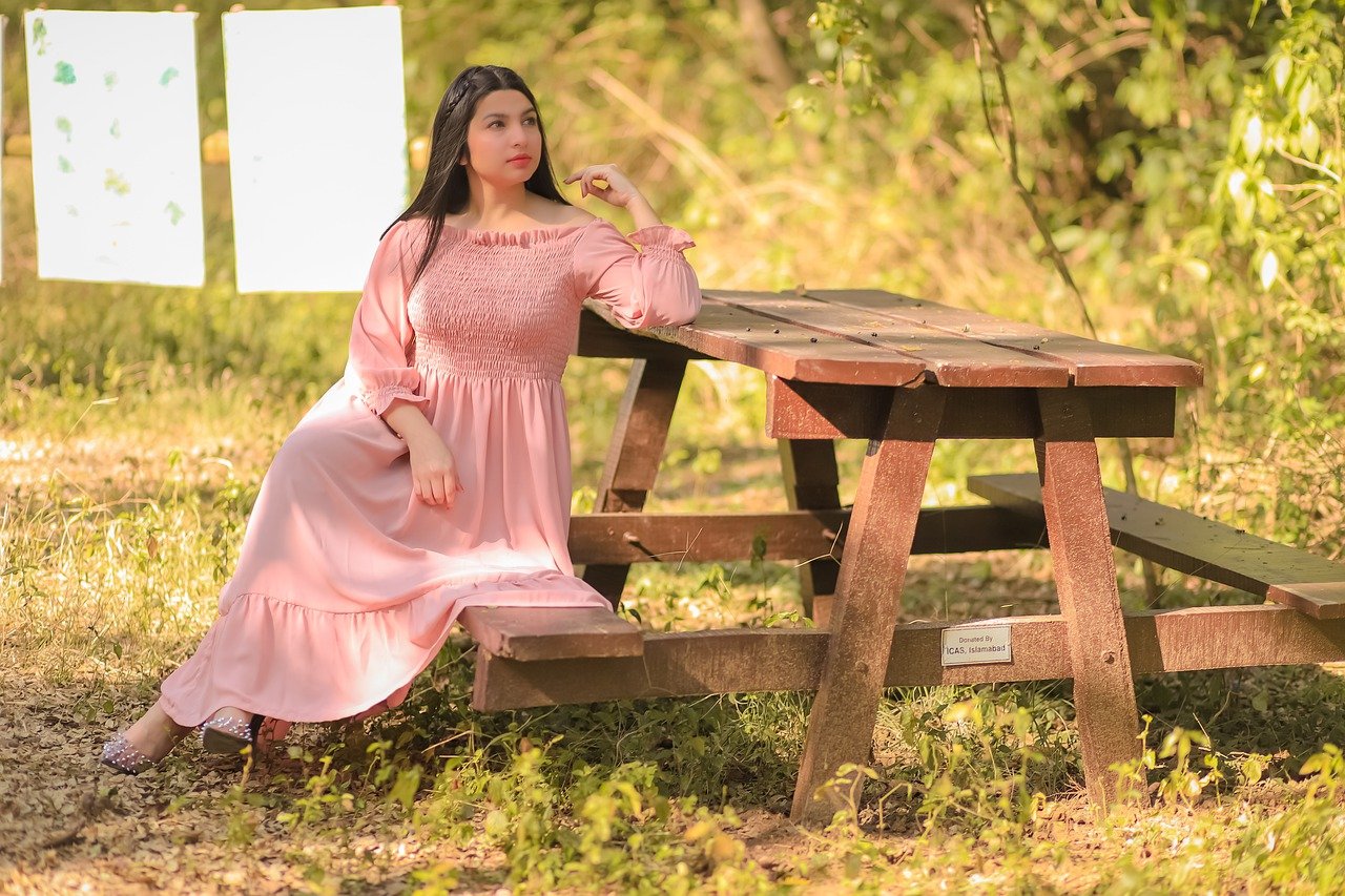 Robes été 2024 : toutes les tendances pour un look frais et stylé