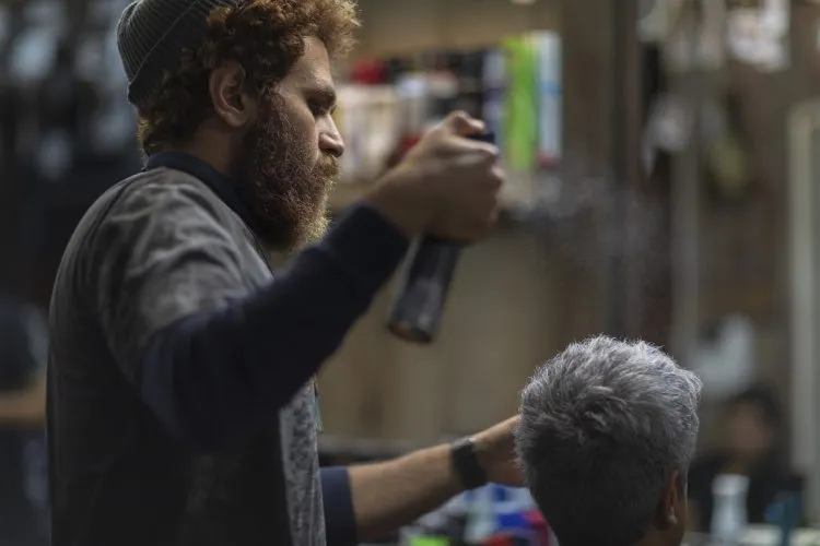 Laque pour cheveux : faites cette laque maison simple et naturelle.