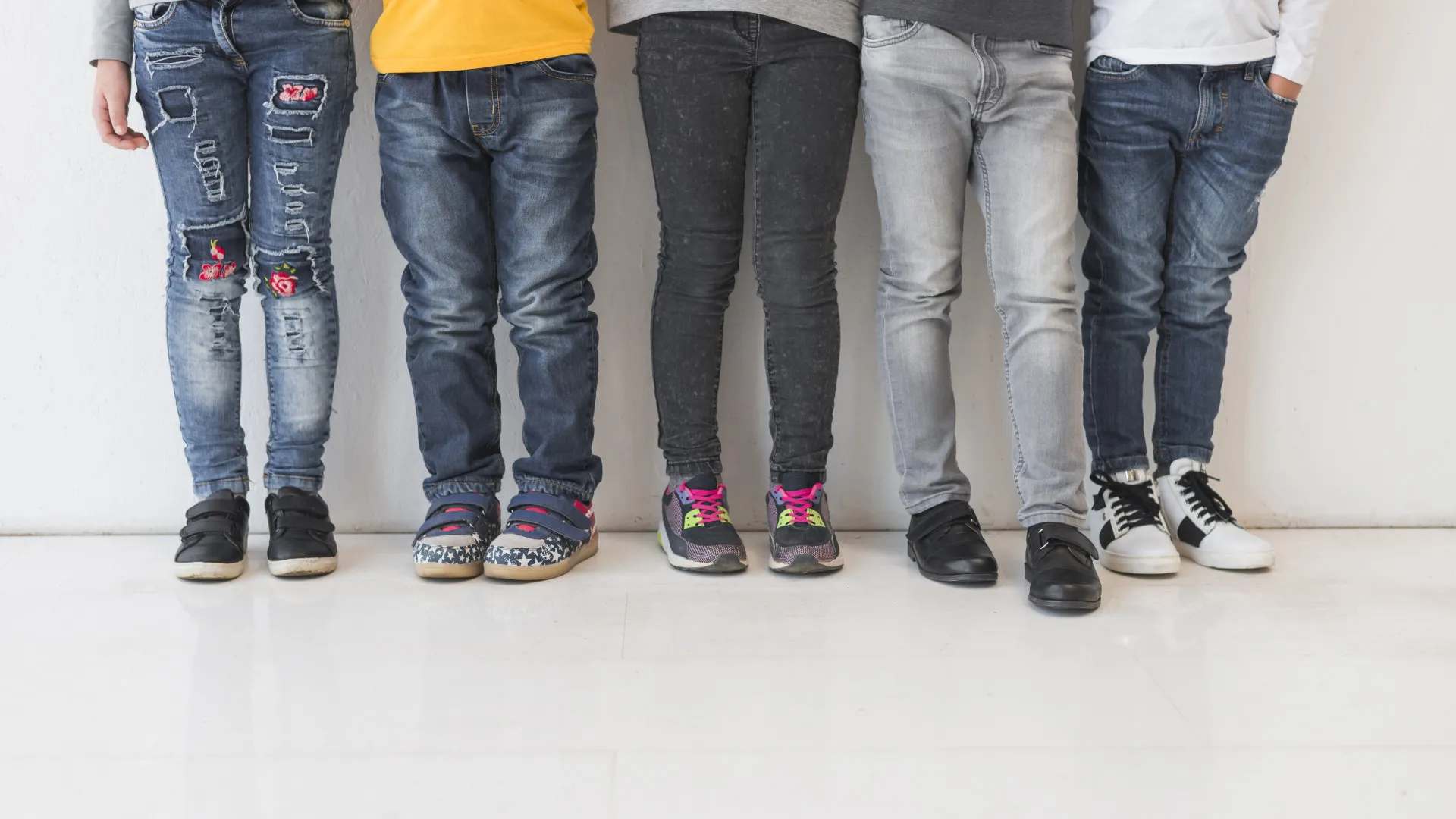 Les tendances jeans garçon : coupes et styles à adopter cette année