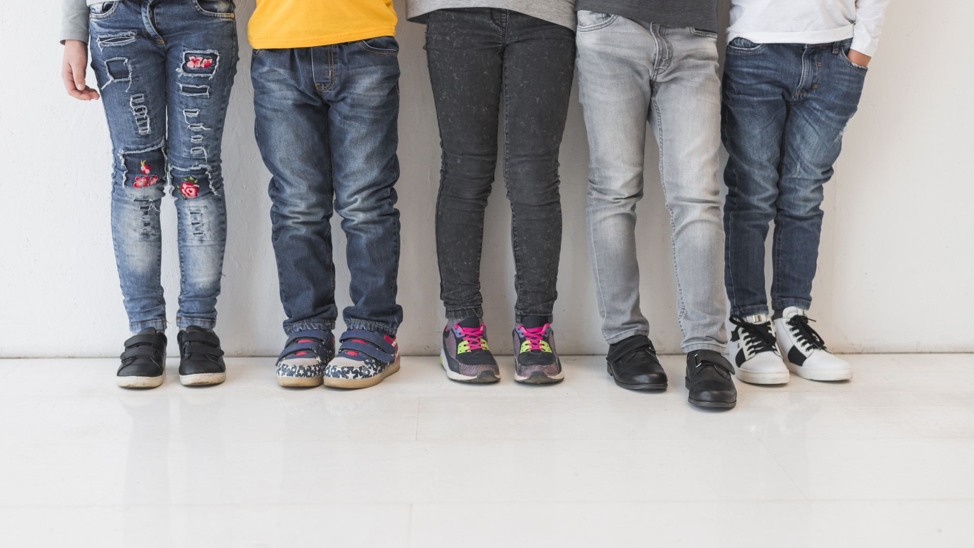 Les tendances jeans garçon : coupes et styles à adopter cette année