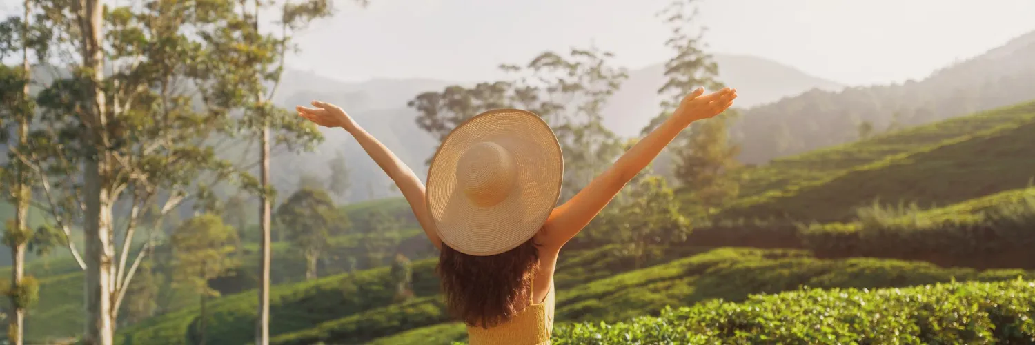 Femme positive devant la nature intreprète le concept de bien être