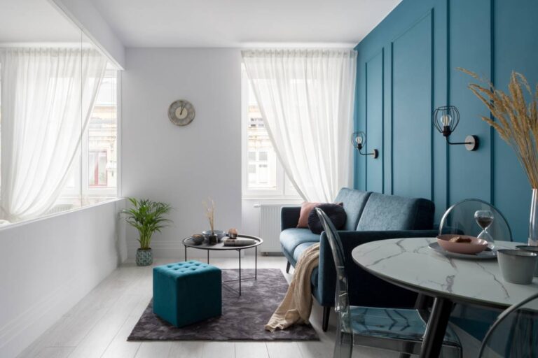 Astuces déco pour un coin repas convivial dans un petit salon