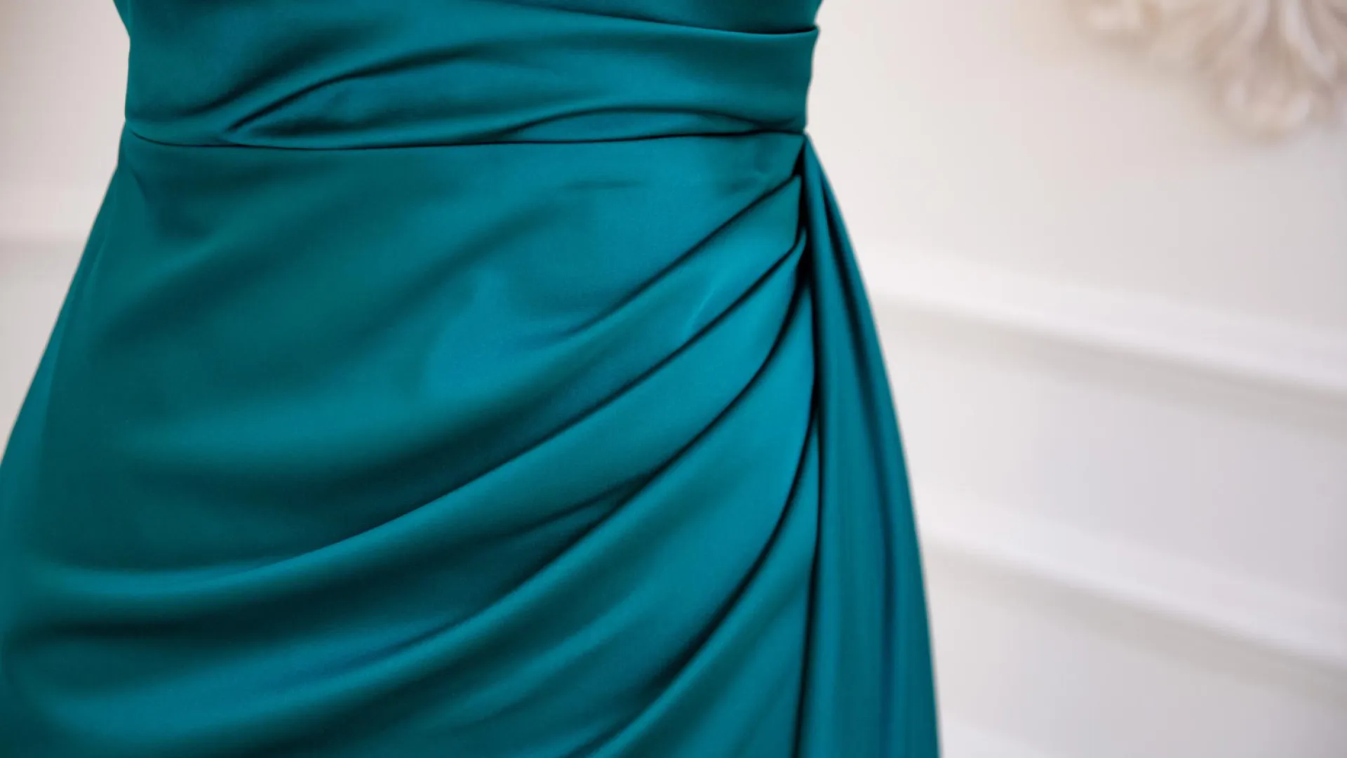Pourquoi la robe en soie reste un incontournable du dressing féminin ?