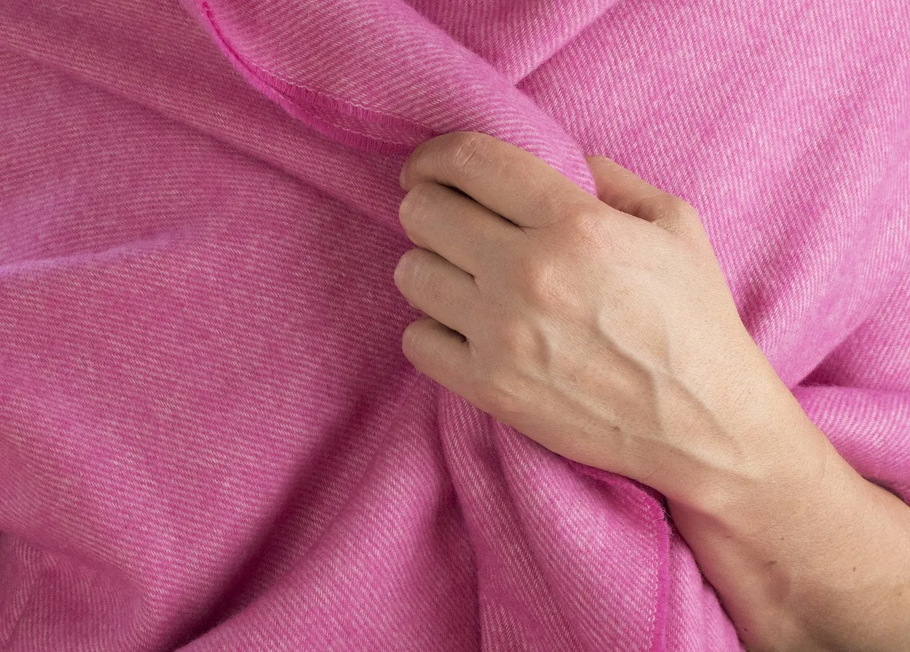 Le pull cachemire : l’allié secret des femmes pour un hiver en douceur