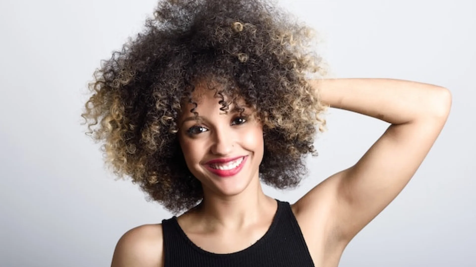 Cheveux frisés et crépus : astuces pour hydrater et nourrir vos cheveux