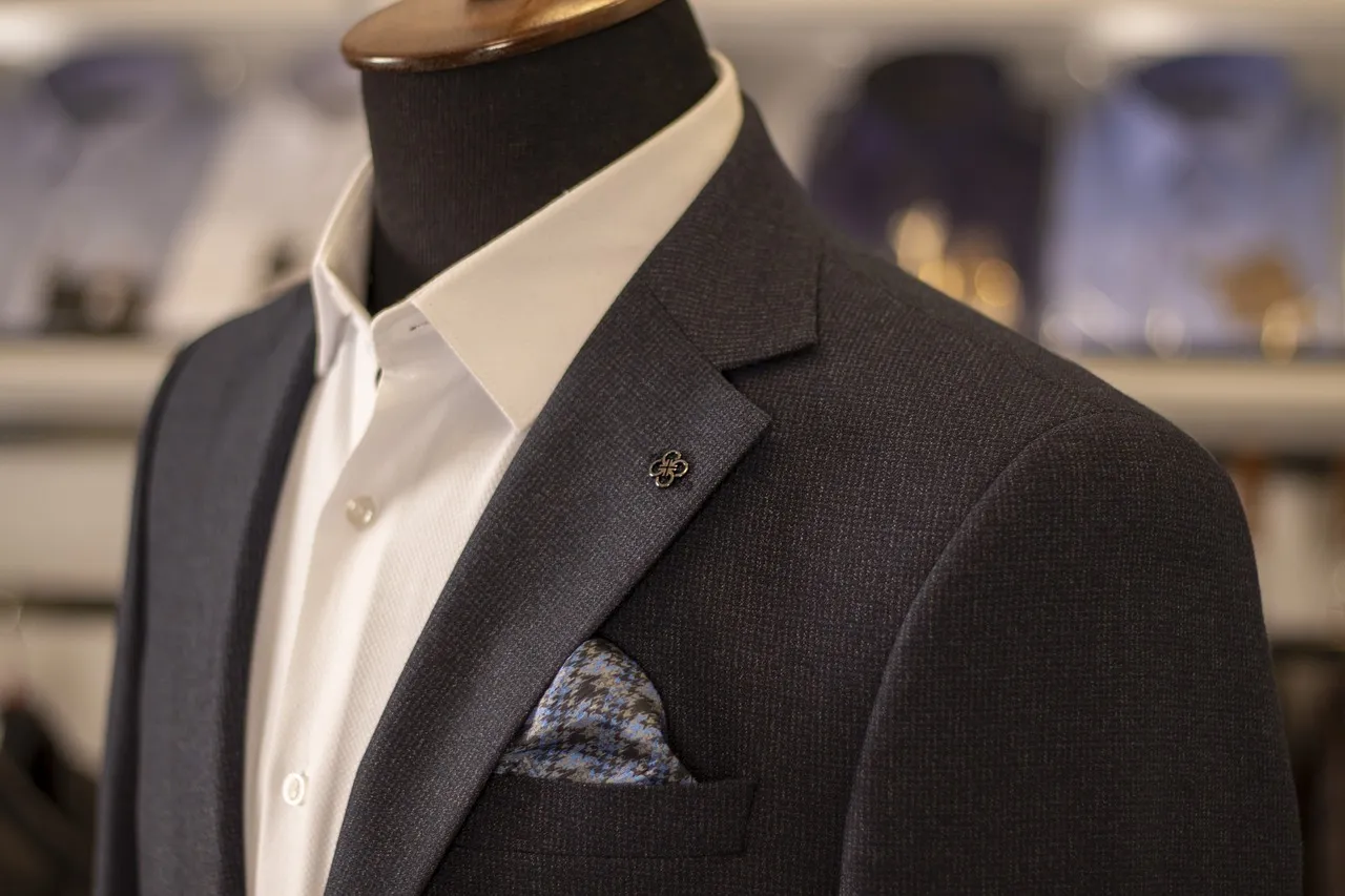 La chemise de costume : l’accessoire indispensable pour un look réussi