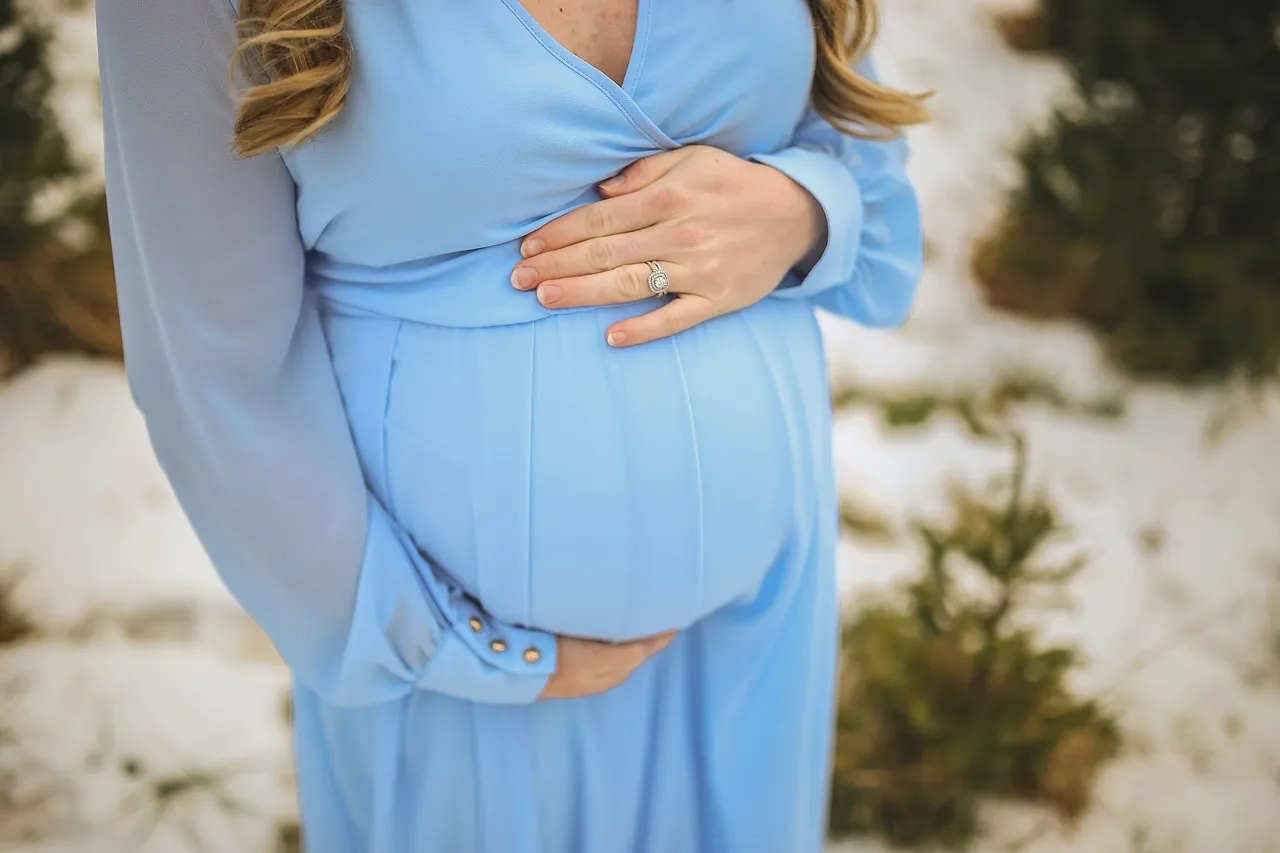 Perte blanche en début de grossesse : signe normal ou symptôme d’alerte ?