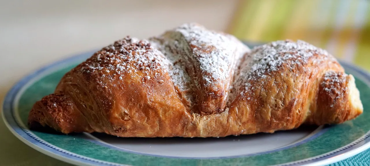 L’impact des croissants aux amandes sur votre apport calorique quotidien