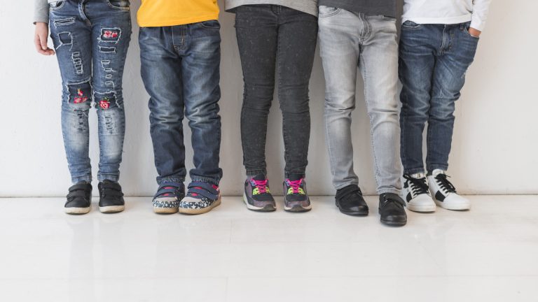 Les tendances jeans garçon : coupes et styles à adopter cette année