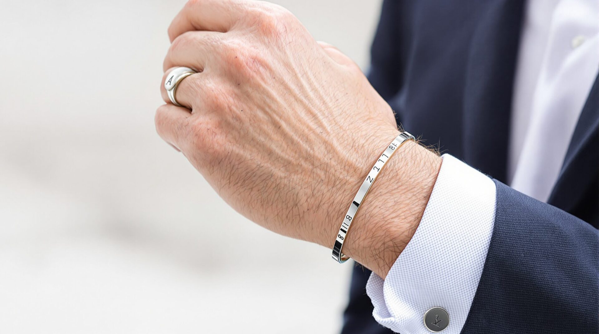 Bijoux personnalisés : la tendance chic qui s’impose dans la mode masculine