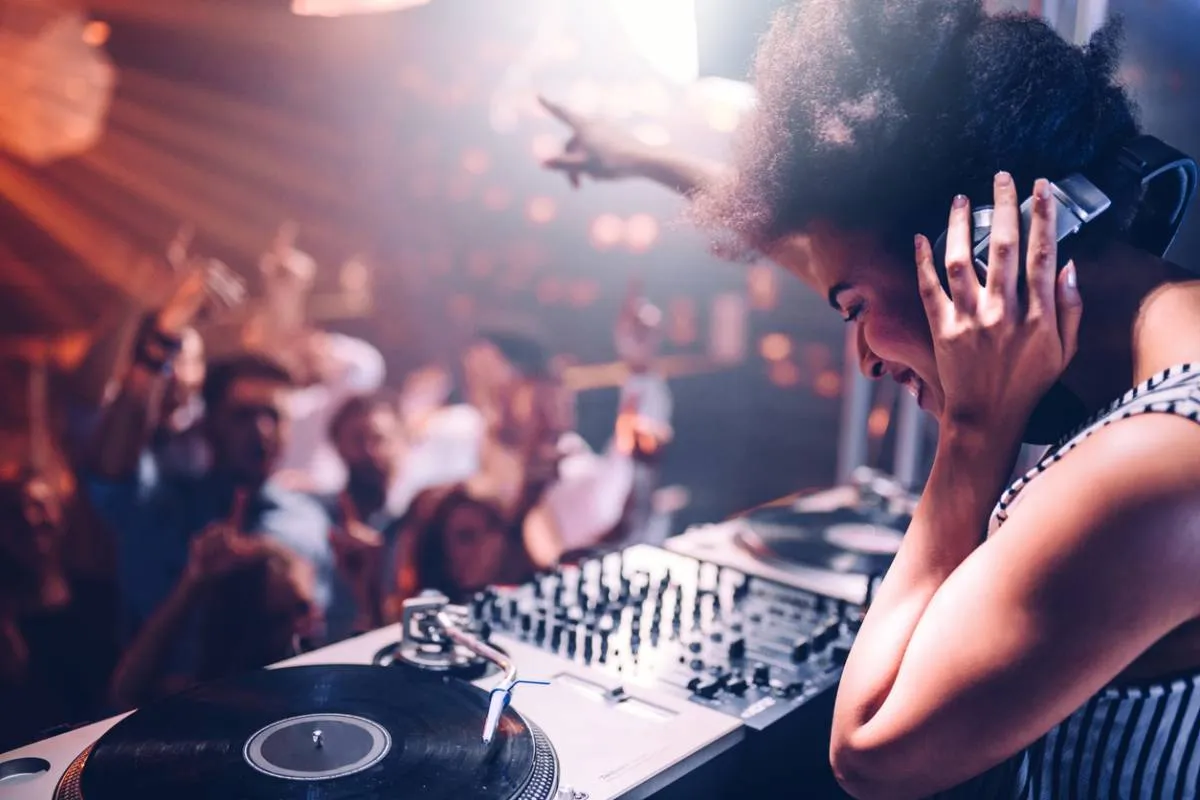 D’une soirée banale à une nuit inoubliable grâce au bon DJ