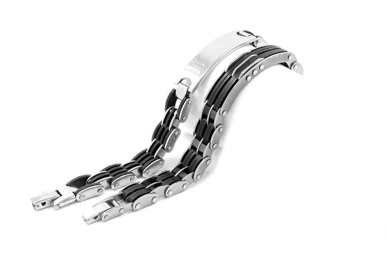 Gourmettes pour homme : comment porter des bracelets en acier inoxydable avec style