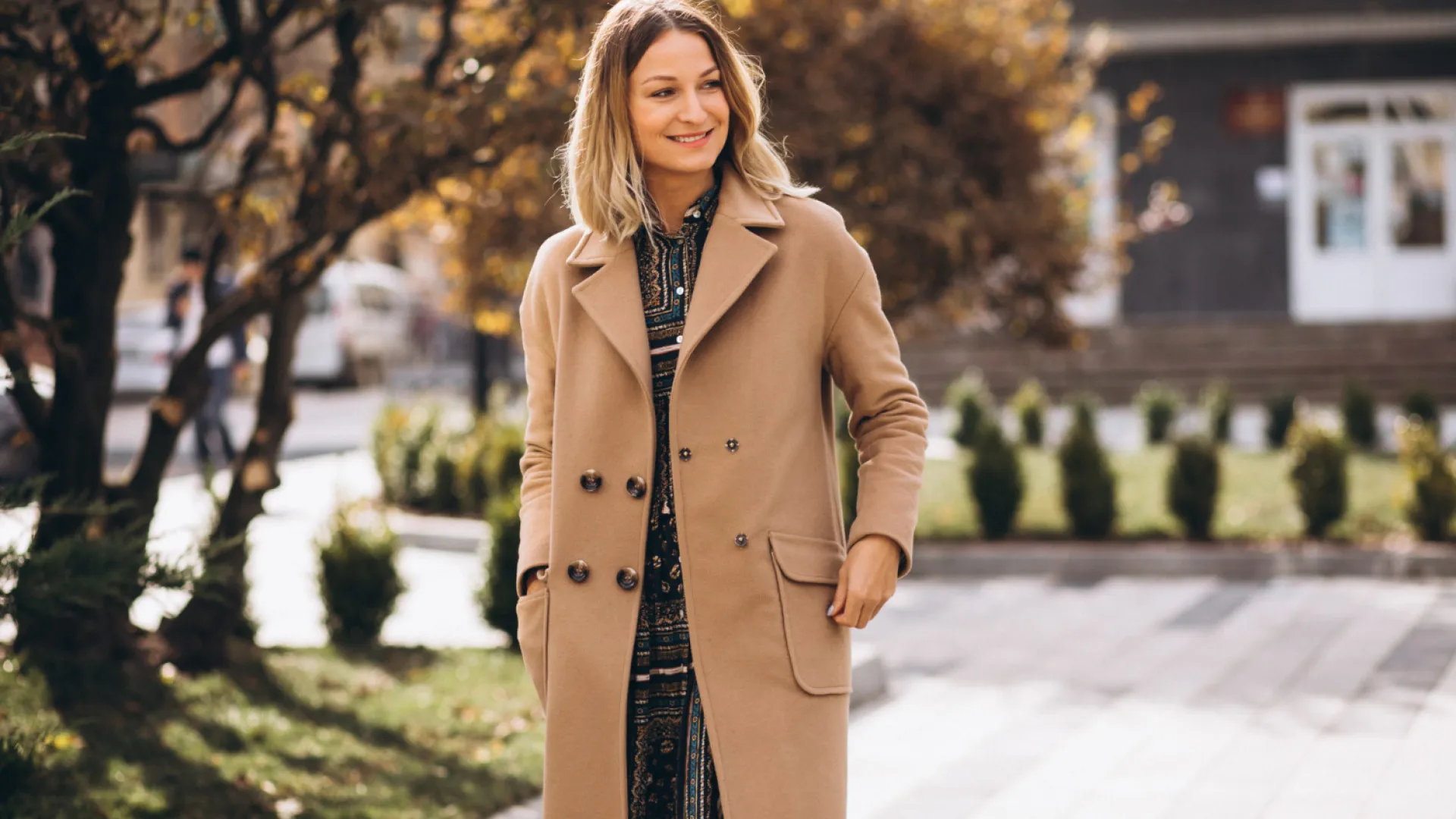Tendances mode automne 2025 : les pièces incontournables, des manteaux aux accessoires