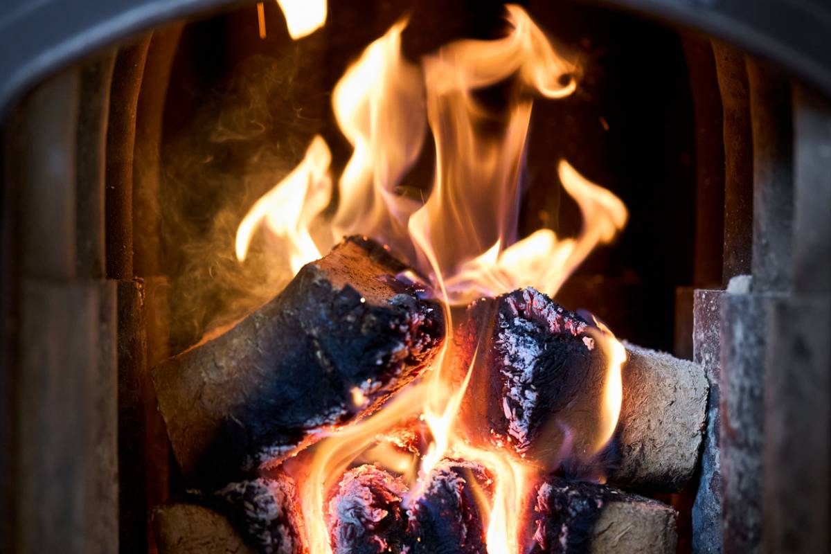 Bois de chauffage compressé : la solution pratique et écologique pour un hiver confortable
