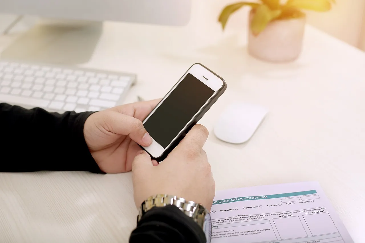 Comment cacher son numéro de téléphone sur iPhone : l’élégance de l’anonymat à la mode Apple