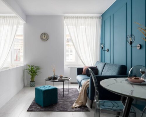 Astuces déco pour un coin repas convivial dans un petit salon