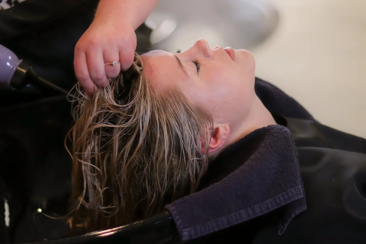 Beauté : faut-il arrêter le shampoing ?