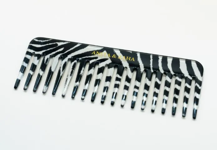 Le peigne démêlant artisanal qui sublime tous les types de cheveux