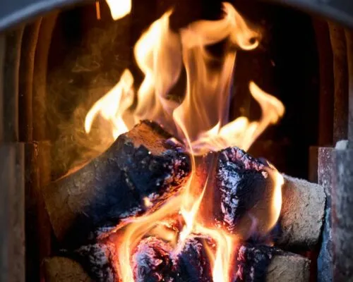 Bois de chauffage compressé : la solution pratique et écologique pour un hiver confortable